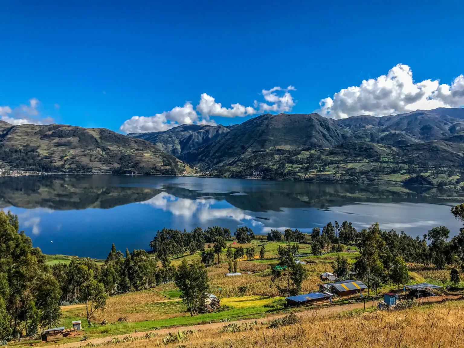 Laguna de Pacucha: La Joya Turquesa de Apurímac